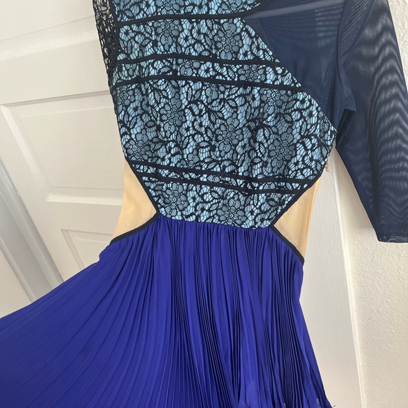 THREE FLOOR mini 3/4 sleeved lace dress size 6 but fits like a 2-4 - Picture 10 of 13